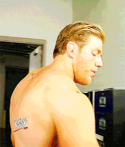 hawt-me33:  For those who may or may not know, Jack Swagger has a little tattoo between his shoulder blades that is usually covered by his singlet. I think it’s rather pretty. ^^ 