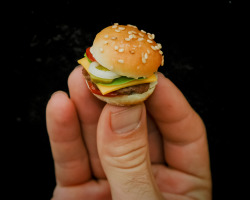 terra-butt:  sheebiejeebies:  missl0nelyhearts:  all photos copyright Full Tilt Photography. In 2006 we made this little burger meal for a competition on Craftster.org. It got quite a bit of online traffic at the time. Couldn’t find the links, so I