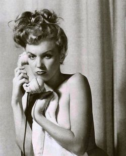 eternalmarilynmonroe:  Marilyn Monroe photographed