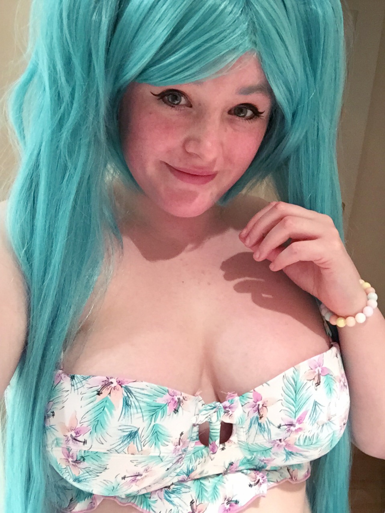 shanshan-by-design:  I played around in my friends wig as a Miku! Might cosplay her