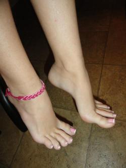 barefootwomen101:  barefootgals:  :P           