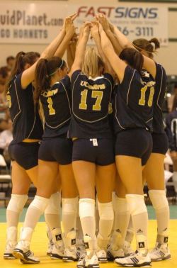 uc davis huddle https://getstation.com #VolleyballGirls