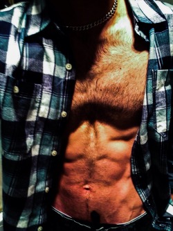 sexy-uredoinitright:  This is from a while back when I trimmed my body hair. Tbh I prefer my happy trail…  looking good either way!