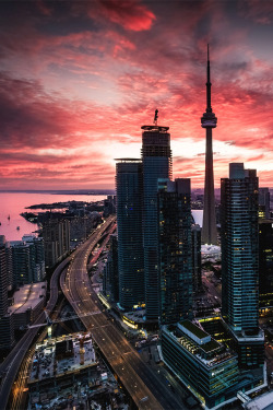 italian-luxury:  CN Tower in Toronto, Canada