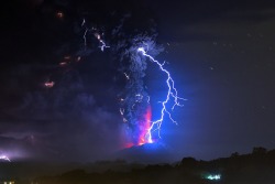 Calbuco Volcano lightning, Chile. -Photo by Martin Bernetti.