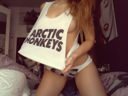 sextathlon:  I felt like celebrating. Do I Wanna Know graced our beautiful internet this morning with the studio version and video, so I put on my Arctic Monkeys tee 