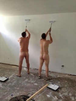 joey-blue:  bucknakedmen:  nooddood:  Work nood.  Workin’ buck naked  I love this! Painting like this – you don’t destroy any clothes.  