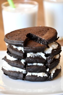fullcravings:  Oreo Cookie Pancakes 