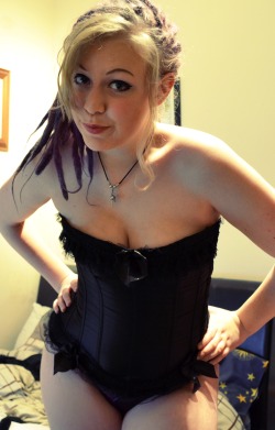 touchmygiraffe:  Love my corset but I really want a steel boned one!