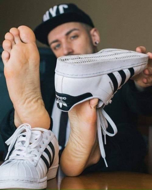 whitemalefeet:Let’s smell your man stink, buddy ;) great feet
