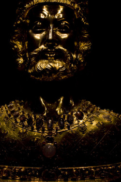 fvck-g0ld:  dmxz:  moorishharem:  Bust of Charlemagne at Aachen Cathedral  l u x u r y / u r b a n / f x s h i o n / m o d e r n / d x p e  藝術