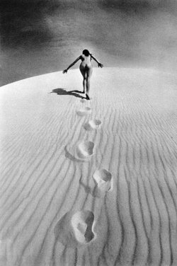 vivipiuomeno:  Jeanloup Sieff ph. - Nude climbing Dune 1979                           also