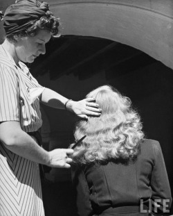 timeofbeauty:  Alfred Eisenstaedt - Bette Davis ® having her hair fixed in a long bob by stylist Margaret Donovan of Warner Bros. studio on the patio of Davis’ home, Beverly Hills, 1939. 