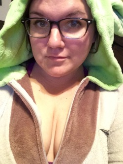 pretendingclassylady:  Looking sexy in a Yoda onsie isn’t easy. 💁🏻