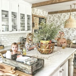 oldfarmhouse:  It’s a family affair-🌿  Jesswasserman @instagram