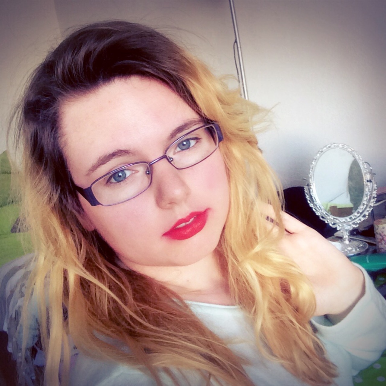 Yesterday I felt extremely beautiful and sexy with my red lipstick on.