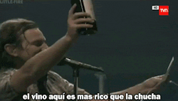 javieracaradesandia:  little-fire:  Eddie Vedder - Pearl Jam &lt;3 - Lollapalooza Chile 2013  EDDIE CULIAO RICO &gt;:c