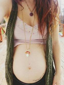 granola-mama:  Baby bump love. What a crazi cool lookin belly button