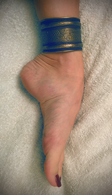 footsiepattes:  Don’t I look like a Greek Goddess ? Worship my feet, and you might get a reward if you’re a good boy. 