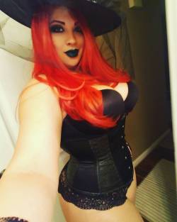 ivydoomkitty:  I shot a witchy thing for my patreon fan club! Everyone signed up on Tier 4 &amp; up by Oct 28th will be getting a signed exclusive print from this shoot as well as a bonus print! Sign up here: patreon.com/ivydoomkitty  Exclusive bts pics