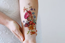 cute-thangsss:Vinetage floral temporary tattoos. 