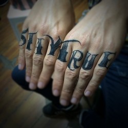 #stay #true #cover #cubrimiento #letras #tattoo #tattooblack #tattoonegro #ink #inked #tatuaje #dedos #fingers #verdad #lara #barquisimeto #venezuela #blackink #blacktattoo #black #gabodiaz04 #negro
