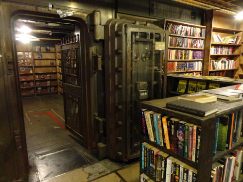 coolthingoftheday:  The Last Bookstore in Los Angeles, California.  Wave goodbye…