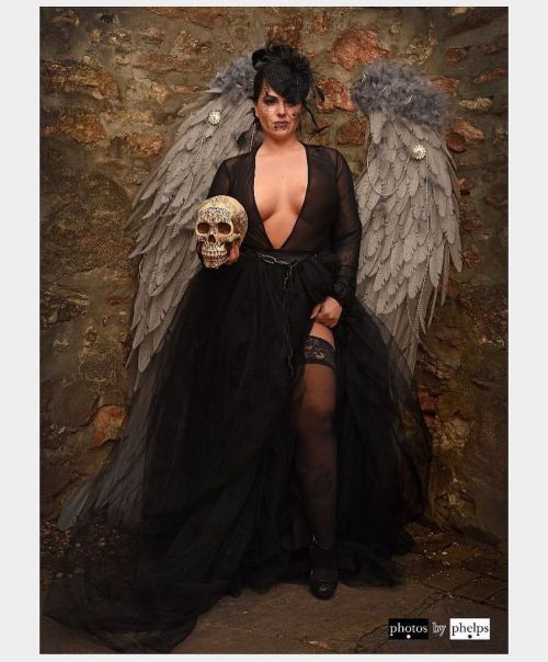 Repost from @ms.sinister.rose using repost_now_app - 𝒯𝒽𝑒 𝒜𝓃𝑔𝑒𝓁 𝑜𝒻 𝒹𝑒𝒶𝓉𝒽 𝒾𝓈 𝒽𝑒𝓇𝑒.   #angelofdeath #cosplay #americanhorrorstory #spooky #alternative #stockingslegs #wings #cosplaygirl #skulls
