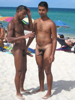 nu-en-groupepublic-nudity:  Que peuvent bien se raconter ces gars pour avoir une trique pareille. 