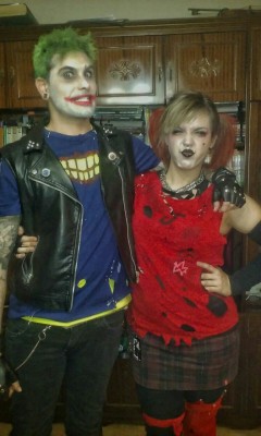 Cool, right?  Anoche decidimos salir de esta guisa de fiesta, me encanta disfrazarme! Mi chico y yo vamos (como es obvio mas por él) de Joker y Harley punkis.  Joker and Harley Quinn Punk version!