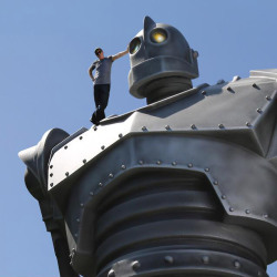ollivander:  ca-tsuka:  The Iron Giant is coming back to US theaters.Remastered “Signature Edition”.Two all-new scenes.New FX animations by Michel Gagné.  pardon me but is that the IRON GIANT IN REAL SIZE