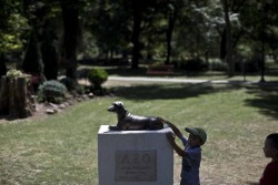 nikegf:  congenitaldisease:  This is a statue to commemorate a brave little dog by the name of Leo, who died while saving a little 10-year-old girl who was being attacked by a much larger dog. Leo witnessed the little girl being pinned to the ground by