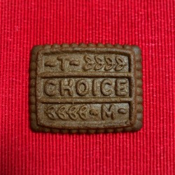 macocchar:  20190119 #choice   森永CHOICEに刻まれたTとM。「森永製菓」の前身となった「森永西洋菓子製造所」の創立者・森永太一郎(Taichiroh Morinaga)氏のイニシャル「T.M.」に因んでいるそうです。