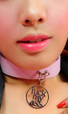sissy-stable:  Like her necklace ?  I want one, too! ;)♡♡♡