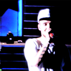 tommosloueh: Liam wearing a Mrs. Tomlinson hat and Louis’ reaction to it, 29/03/15