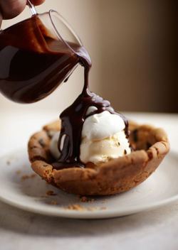 thecakebar:  ice cream in a cookie cup! 