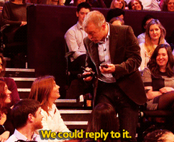 sandandglass:  Graham Norton, Lena Dunham, and Idris Elba help an audience member reply to a text message.   LOL! This is just awesome!