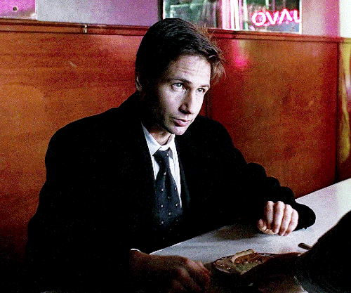 dailytxf:  THE X-FILES | 3.20 — “Jose Chung’s From Outer Space” (1996) He then ordered piece after piece, each time asking another question.