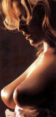 lalimbabes:  Sophie Favier nue et obscene expose sa volumineuse paire de seins et sa sauvage intimite - Photo 023