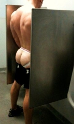 2hot2bstr8:  omfg if i walked in on this, this guy would be getting blown on the spot!!!! fuckkkkkkk is he HOT or what?!?ツツツ