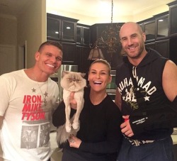 unstablexbalor:  natbynature: CATS &amp; FACTS TONIGHT. 🎄 #BTE #RootsOfFightChristmas @2pawz loves when Cesaro brings Chipotle over 🙏