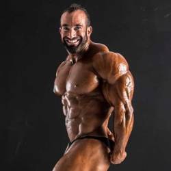 musclerox27: hotmuscularmenblog: Andy BellIG: @andybbigger  Feelin’ the Grin, motherfucker! 