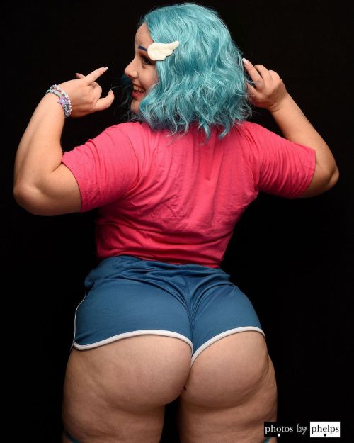 Anna Marx @peachsauceplus working her playful sexuality in the official Photos By Phelps T shirt as printed by @damesarts #tshirt #photosbyphelpsshirt #thivk #dmvmodel #baltimorephotographer #bluehair #thickmodel #plussizemodel  #curvymodel #covermodel