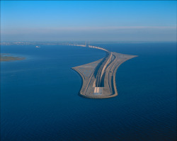 sixpenceee:  The bridge between Denmark and Sweden dips into a tunnel.  