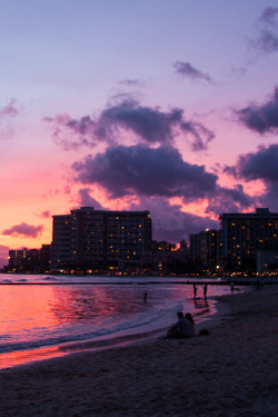 plasmatics-life:  Waikiki Beach [via/more] by Gemma Tooley 