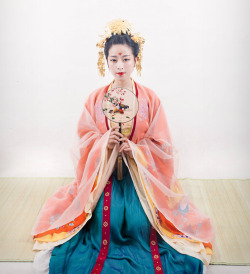 changan-moon:  Traditional Chinese hanfu | Tang dynasty fashion | Clothes by 宴山亭汉服.  