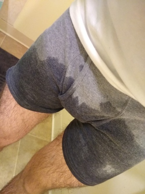 wetyourpants:  The challenge I gave myself for today’s hold was to pretend like I was in public and be as subtle as I could: no crossing my legs until I absolutely had to, no holding myself unless I was going to leak if I didn’t. I waited until I