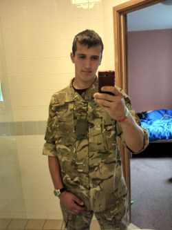 guyswithcellphones:  We love a man in uniform!