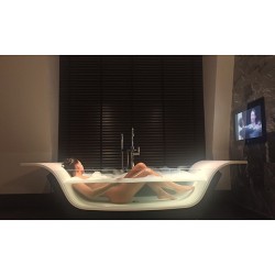 dreamshappenhere:  I could see my wife in this  I need this tub in my life!