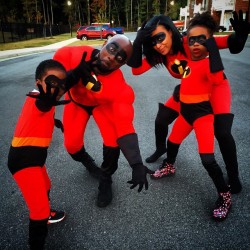 daddybearthings:colormecurved:  freckledfaceee:youngblackandvegan:robhillsr:  The Incredibles  black family excellence   OMG how cute!!!  